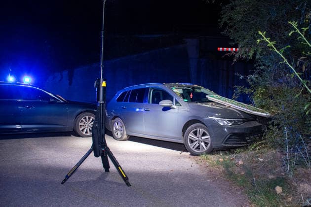 Verfolgungsfahrt bei Nieder-Olm endet mit Unfall und umfangreicher Polizeifahndung Am Freitagabend, dem 18. September 2026, kam es im Bereich der A63 bei Nieder-Olm zu einer Verfolgungsfahrt mit anschließendem größeren Polizeieinsatz. Südlich von Nieder-Olm, im Bereich der Eulenmühle, kollidierte das flüchtende Fahrzeug mit einem Polizeifahrzeug, geriet von der Fahrbahn ab und prallte gegen ein Verkehrsschild. Die Insassen flüchteten anschließend zu Fuß. Im Rahmen der Fahndung setzte die Polizei mehrere Streifenwagen, zivile Polizeikräfte, einen Polizeihubschrauber sowie einen Hundeführer mit Polizeihund ein. Am frühen Samstagmorgen bestätigte die Polizei die Festnahme einer Person; nach einer zweiten Person wurde weiterhin gef