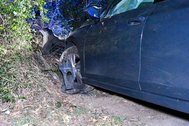 Verfolgungsfahrt bei Nieder-Olm endet mit Unfall und umfangreicher Polizeifahndung Am Freitagabend, dem 18. September 2026, kam es im Bereich der A63 bei Nieder-Olm zu einer Verfolgungsfahrt mit anschließendem größeren Polizeieinsatz. Südlich von Nieder-Olm, im Bereich der Eulenmühle, kollidierte das flüchtende Fahrzeug mit einem Polizeifahrzeug, geriet von der Fahrbahn ab und prallte gegen ein Verkehrsschild. Die Insassen flüchteten anschließend zu Fuß. Im Rahmen der Fahndung setzte die Polizei mehrere Streifenwagen, zivile Polizeikräfte, einen Polizeihubschrauber sowie einen Hundeführer mit Polizeihund ein. Am frühen Samstagmorgen bestätigte die Polizei die Festnahme einer Person; nach einer zweiten Person wurde weiterhin gef