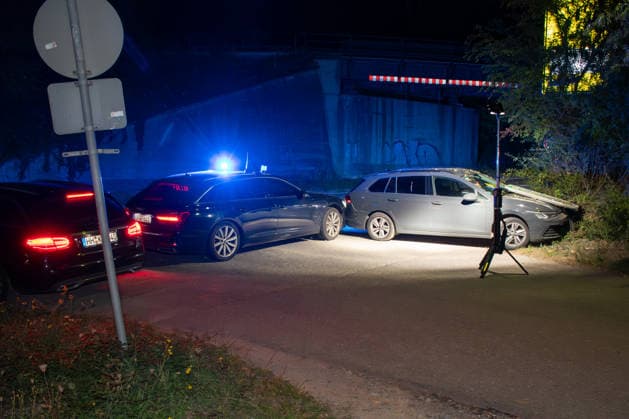 Verfolgungsfahrt bei Nieder-Olm endet mit Unfall und umfangreicher Polizeifahndung Am Freitagabend, dem 18. September 2026, kam es im Bereich der A63 bei Nieder-Olm zu einer Verfolgungsfahrt mit anschließendem größeren Polizeieinsatz. Südlich von Nieder-Olm, im Bereich der Eulenmühle, kollidierte das flüchtende Fahrzeug mit einem Polizeifahrzeug, geriet von der Fahrbahn ab und prallte gegen ein Verkehrsschild. Die Insassen flüchteten anschließend zu Fuß. Im Rahmen der Fahndung setzte die Polizei mehrere Streifenwagen, zivile Polizeikräfte, einen Polizeihubschrauber sowie einen Hundeführer mit Polizeihund ein. Am frühen Samstagmorgen bestätigte die Polizei die Festnahme einer Person; nach einer zweiten Person wurde weiterhin gef