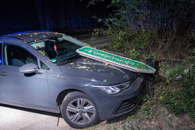 Verfolgungsfahrt bei Nieder-Olm endet mit Unfall und umfangreicher Polizeifahndung Am Freitagabend, dem 18. September 2026, kam es im Bereich der A63 bei Nieder-Olm zu einer Verfolgungsfahrt mit anschließendem größeren Polizeieinsatz. Südlich von Nieder-Olm, im Bereich der Eulenmühle, kollidierte das flüchtende Fahrzeug mit einem Polizeifahrzeug, geriet von der Fahrbahn ab und prallte gegen ein Verkehrsschild. Die Insassen flüchteten anschließend zu Fuß. Im Rahmen der Fahndung setzte die Polizei mehrere Streifenwagen, zivile Polizeikräfte, einen Polizeihubschrauber sowie einen Hundeführer mit Polizeihund ein. Am frühen Samstagmorgen bestätigte die Polizei die Festnahme einer Person; nach einer zweiten Person wurde weiterhin gef