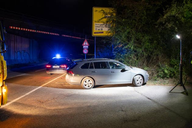 Verfolgungsfahrt bei Nieder-Olm endet mit Unfall und umfangreicher Polizeifahndung Am Freitagabend, dem 18. September 2026, kam es im Bereich der A63 bei Nieder-Olm zu einer Verfolgungsfahrt mit anschließendem größeren Polizeieinsatz. Südlich von Nieder-Olm, im Bereich der Eulenmühle, kollidierte das flüchtende Fahrzeug mit einem Polizeifahrzeug, geriet von der Fahrbahn ab und prallte gegen ein Verkehrsschild. Die Insassen flüchteten anschließend zu Fuß. Im Rahmen der Fahndung setzte die Polizei mehrere Streifenwagen, zivile Polizeikräfte, einen Polizeihubschrauber sowie einen Hundeführer mit Polizeihund ein. Am frühen Samstagmorgen bestätigte die Polizei die Festnahme einer Person; nach einer zweiten Person wurde weiterhin gef