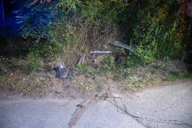 Verfolgungsfahrt bei Nieder-Olm endet mit Unfall und umfangreicher Polizeifahndung Am Freitagabend, dem 18. September 2026, kam es im Bereich der A63 bei Nieder-Olm zu einer Verfolgungsfahrt mit anschließendem größeren Polizeieinsatz. Südlich von Nieder-Olm, im Bereich der Eulenmühle, kollidierte das flüchtende Fahrzeug mit einem Polizeifahrzeug, geriet von der Fahrbahn ab und prallte gegen ein Verkehrsschild. Die Insassen flüchteten anschließend zu Fuß. Im Rahmen der Fahndung setzte die Polizei mehrere Streifenwagen, zivile Polizeikräfte, einen Polizeihubschrauber sowie einen Hundeführer mit Polizeihund ein. Am frühen Samstagmorgen bestätigte die Polizei die Festnahme einer Person; nach einer zweiten Person wurde weiterhin gef
