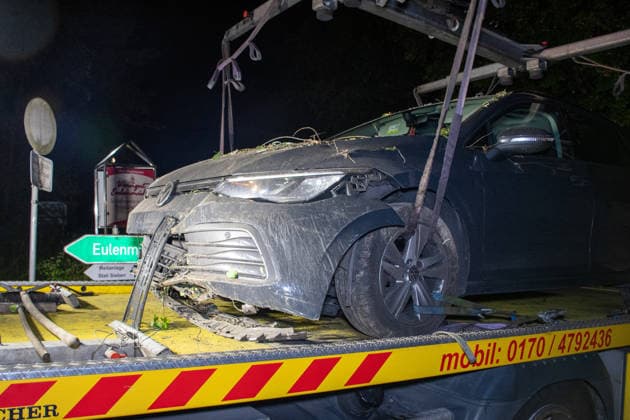 Verfolgungsfahrt bei Nieder-Olm endet mit Unfall und umfangreicher Polizeifahndung Am Freitagabend, dem 18. September 2026, kam es im Bereich der A63 bei Nieder-Olm zu einer Verfolgungsfahrt mit anschließendem größeren Polizeieinsatz. Südlich von Nieder-Olm, im Bereich der Eulenmühle, kollidierte das flüchtende Fahrzeug mit einem Polizeifahrzeug, geriet von der Fahrbahn ab und prallte gegen ein Verkehrsschild. Die Insassen flüchteten anschließend zu Fuß. Im Rahmen der Fahndung setzte die Polizei mehrere Streifenwagen, zivile Polizeikräfte, einen Polizeihubschrauber sowie einen Hundeführer mit Polizeihund ein. Am frühen Samstagmorgen bestätigte die Polizei die Festnahme einer Person; nach einer zweiten Person wurde weiterhin gef