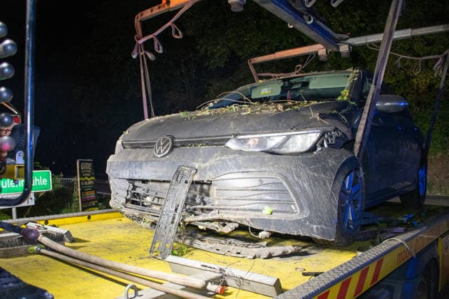 Verfolgungsfahrt bei Nieder-Olm endet mit Unfall und umfangreicher Polizeifahndung Am Freitagabend, dem 18. September 2026, kam es im Bereich der A63 bei Nieder-Olm zu einer Verfolgungsfahrt mit anschließendem größeren Polizeieinsatz. Südlich von Nieder-Olm, im Bereich der Eulenmühle, kollidierte das flüchtende Fahrzeug mit einem Polizeifahrzeug, geriet von der Fahrbahn ab und prallte gegen ein Verkehrsschild. Die Insassen flüchteten anschließend zu Fuß. Im Rahmen der Fahndung setzte die Polizei mehrere Streifenwagen, zivile Polizeikräfte, einen Polizeihubschrauber sowie einen Hundeführer mit Polizeihund ein. Am frühen Samstagmorgen bestätigte die Polizei die Festnahme einer Person; nach einer zweiten Person wurde weiterhin gef