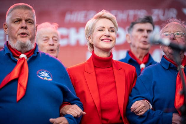 Minister-President and SPD lead candidate Manuela Schwesig at the campaign rally in Rostock-Warnemünde, with the Rostock shanty choir Luv un Lee ; the SPD’s closing rally for the state election in Mecklenburg-Western Pomerania at the Warnemünde lighthouse, Rostock-Warnemünde, Mecklenburg-Western Pomerania, Germany, lighthouse