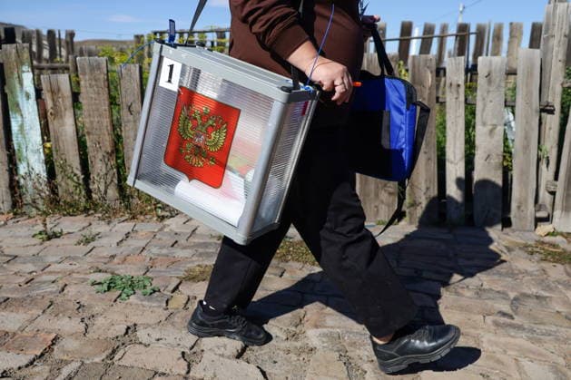RUSSIA, KYZYL - SEPTEMBER 19, 2026: A woman election official carries a mobile ballot box to collect votes during the 2026 Russian legislative election held on September 18-20, including regional parliamentary and local elections, as well as the election to the Russian State Duma of the 9th convocation Kyzyl Russia  - ZUMAt113 20260919_zaa_t113_029 Copyright: xKirillxKukhmarx