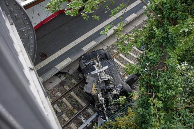 Car Plunges onto Tracks at Bornholmer Straße Station ** FOR EDITORIAL PURPOSES ONLY ** EDITORIAL USE ONLY ** p Car Plunges onto Tracks at Bornholmer Straße Station Germany Berlin Berlin Copyright JörgxCarstensen Copyright: JörgxCarstensen doc87o1xapxbjq3mlgeh4o ,EDITORIAL USE ONLY Copyright: JörgxCarstensen