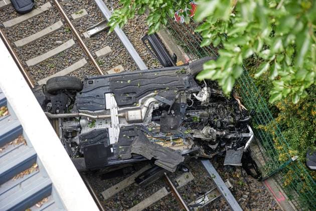 Car Plunges onto Tracks at Bornholmer Straße Station ** FOR EDITORIAL PURPOSES ONLY ** EDITORIAL USE ONLY ** p Car Plunges onto Tracks at Bornholmer Straße Station Germany Berlin Berlin Copyright JörgxCarstensen Copyright: JörgxCarstensen doc87o1xaq27gj1d7bfoqx0 ,EDITORIAL USE ONLY Copyright: JörgxCarstensen