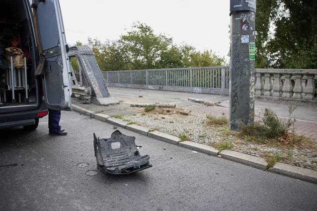 Car Plunges onto Tracks at Bornholmer Straße Station ** FOR EDITORIAL USE ONLY ** EDITORIAL USE ONLY ** p Traces of a car accident are visible at the Bösebrücke bridge near Bornholmer Straße Station. The car crashed onto the tracks. Germany, Berlin. Copyright JörgxCarstensen Copyright: JörgxCarstensen doc87o1xci9ffd1n9929h25 ,EDITORIAL USE ONLY Copyright: JörgxCarstensen