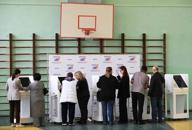 Russia Parliamentary Election 9246363 19.09.2026 People vote at a polling a station during elections to Russia s ninth State Duma, the lower house of parliament, in Moscow, Russia. Maksim Blinov Sputnik Moscow Russia  Copyright: xMaksimxBlinovx