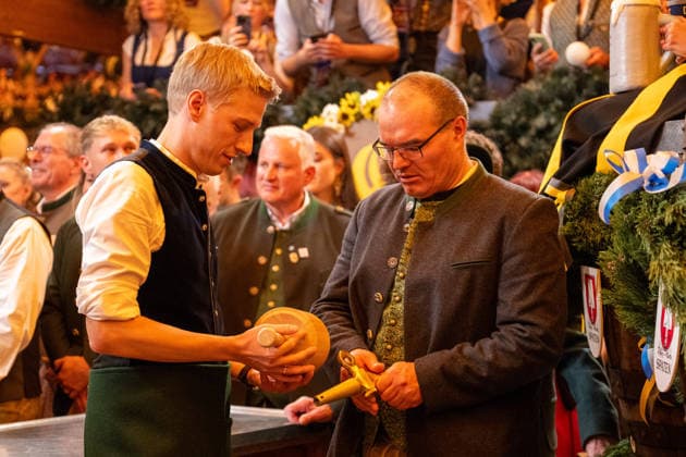 Dominik Krause, Mayor of Munich, prepares to tap the first keg at the 2026 Oktoberfest opening in Munich, September 19, 2026, Munich, Bavaria, Germany Copyright: xkolbert-press UlrichxGamelx