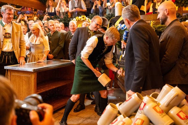 Dominik Krause, Mayor of Munich, taps the first keg at the 2026 Oktoberfest opening in Munich, September 19, 2026, Munich, Bavaria, Germany Copyright: xkolbert-press UlrichxGamelx