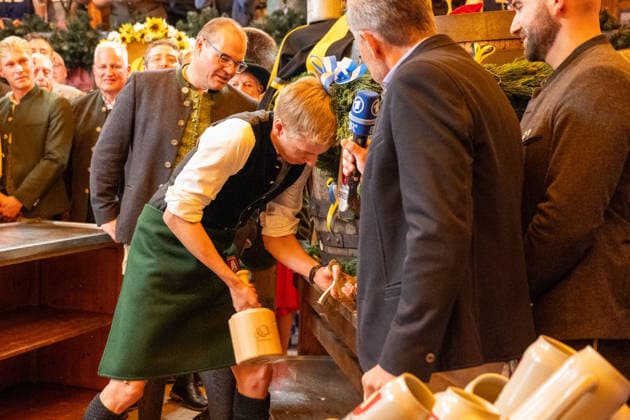 Dominik Krause, Mayor of Munich, taps the first keg at the 2026 Oktoberfest opening in Munich, September 19, 2026, Munich, Bavaria, Germany Copyright: xkolbert-press UlrichxGamelx