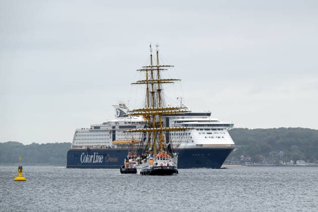 German Navy: The Gorch Fock training ship arrives in Kiel after a long voyage abroad. The Gorch Fock is being towed to its berth at the Gorch Fock Pier at the Kiel Naval Base. Behind it, the Oslo ferry Color Fantasy is just entering the harbor. Kiel, Kiel Fjord, Schleswig-Holstein, Germany