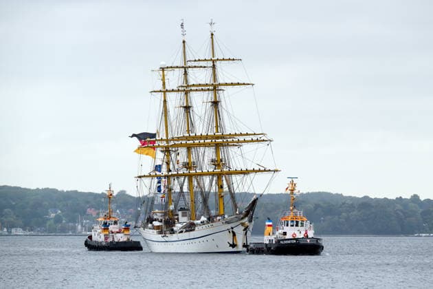German Navy: The Gorch Fock training sailing ship arrives in Kiel after a long voyage abroad. The Gorch Fock is towed to its berth at the Gorch Fock Pier at the Kiel Naval Base. Kiel, Kiel Fjord, Schleswig-Holstein, Germany