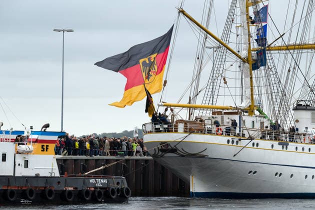 German Navy: The training sailing ship Gorch Fock arrives in Kiel after a long voyage abroad. Amid great excitement from the crew’s families, the Gorch Fock docks at its berth on the Gorch Fock Pier at the Kiel Naval Base. The crew lowers the national flag. Kiel, Kiel Fjord Schleswig-Holstein, Germany
