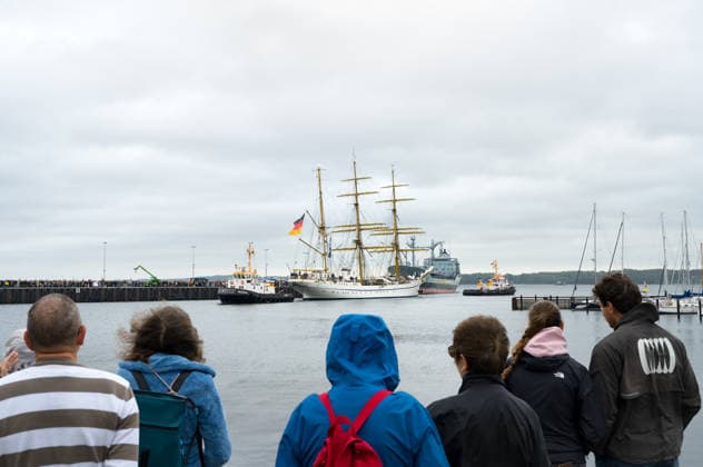 German Navy: The training sailing ship Gorch Fock arrives in Kiel after a long voyage abroad. Amid great interest from onlookers, the training sailing ship Gorch Fock is towed to its berth at the Kiel Naval Base. Kiel, Kiel Fjord, Schleswig-Holstein, Germany