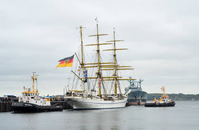 German Navy: The training sailing ship Gorch Fock arrives in Kiel after a long voyage abroad. With its home flag flying, the training sailing ship Gorch Fock is towed to its berth at the Kiel Naval Base with the assistance of a tugboat, amid great enthusiasm from the ship’s crew. Kiel, Kiel Fjordde Schleswig-Holstein Germany