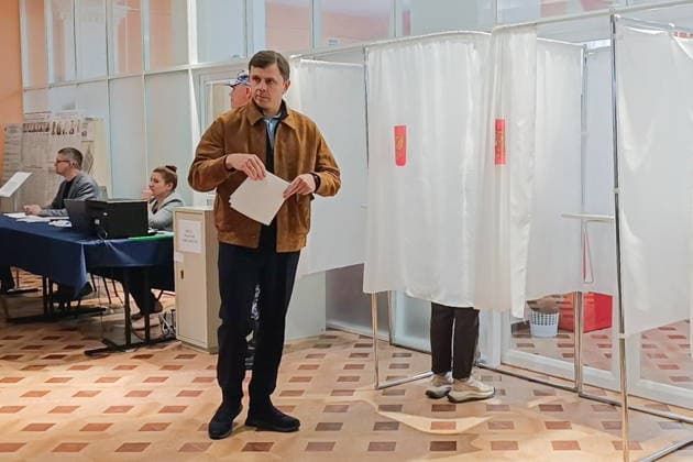 RUSSIA, OREL - SEPTEMBER 19, 2026: Governor of Orel Region Andrey Klychkov votes at polling station No. 125 at the Gagarin Children s Palace during the 2026 Russian legislative election held on September 18-20, including regional parliamentary and local elections, as well as the election to the Russian State Duma of the 9th convocation. Sergei Silayev TASS  97945280