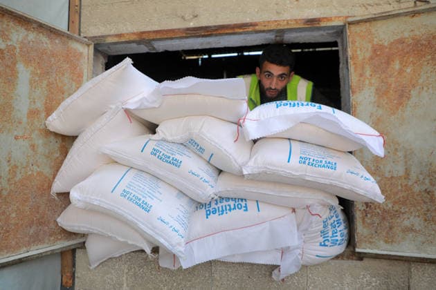 Palestinians Receive Food Aid From The World Food Programme - Gaza Palestinians receive food aid from the World Food Programme in the Al-Tuffah area, east of Gaza City . in Gaza City, on September 15 , 2026. Photo by Rizek ELdremle ABACAPRESS.COM Gaza Palestine  Copyright: xEldremlexRizek ABACAx