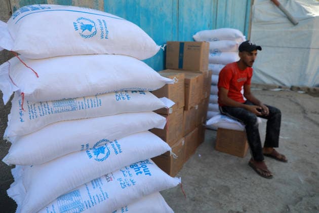 Palestinians Receive Food Aid From The World Food Programme - Gaza Palestinians receive food aid from the World Food Programme in the Al-Tuffah area, east of Gaza City . in Gaza City, on September 15 , 2026. Photo by Rizek ELdremle ABACAPRESS.COM Gaza Palestine  Copyright: xEldremlexRizek ABACAx