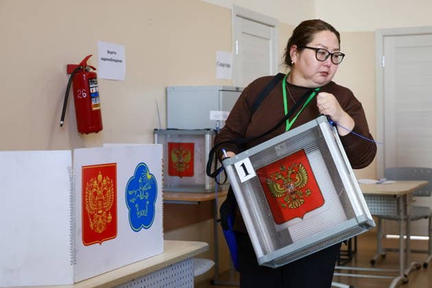 RUSSIA, KYZYL - SEPTEMBER 19, 2026: A woman election official carries a mobile ballot box to collect votes during the 2026 Russian legislative election held on September 18-20, including regional parliamentary and local elections, as well as the election to the Russian State Duma of the 9th convocation. Kirill Kukhmar TASS  97941603