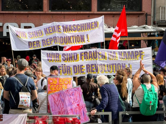 Demonstration in support of abortion, surrogacy, and euthanasia, and against the March for Life ; counter-demonstration by the Pro-Choice Alliance and Pro Familia against the March for Life at Neumarkt in Cologne. The demonstration is directed against abortion, surrogacy, and euthanasia. Cologne, North Rhine-Westphalia, Germany