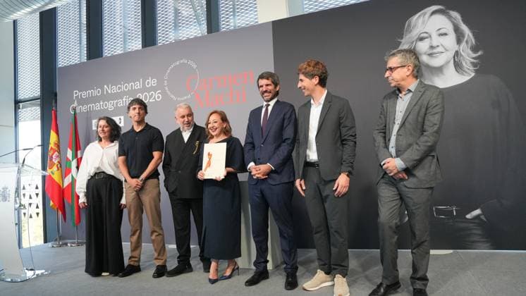 Carmen Machi, 2026 National Film Award Winner Actress Carmen Machi 4i, screenwriter Diego San José 2i, director Félix Sabroso 3i, Minister of Culture Ernest Urtasun 3d, and the mayor of Donosti, Jon Insausti 2d, during the ceremony to present the National Film Award to Carmen Machi on September 19, 2026, in San Sebastián, Guipúzcoa, Basque Country, Spain. The National Film Award, presented as part of the San Sebastián Film Festival, recognizes the most outstanding contribution to Spanish cinema, preferably demonstrated through a publicly released work or professional achievement during the year 2025, or, in duly justified exceptional cases, it is awarded in recognition of a professional career. SEPTEMBER 19, 2026 San Sebastián, Guipúzcoa,  Copyright: xUnanuex 7785448