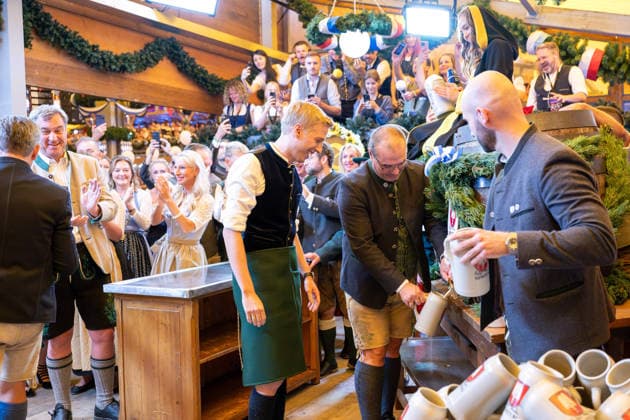 Let s tap it! Dr. Markus Söder, Minister-President of the Free State of Bavaria, and Dominik Krause, Mayor of Munich, tap the first mug of beer at the 2026 Oktoberfest opening in Munich, September 19, 2026, Munich, Bavaria, Germany Copyright: xkolbert-press UlrichxGamelx