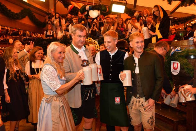 Markus Söder with his wife Karin and Dominik Krause, Mayor of Munich, with his partner Sebastian Müller; Oktoberfest 2026 beer tasting; Theresienwiese; Schottenhammel Festzelt; Munich, September 19, 2026