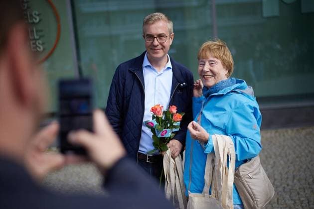 CDU Campaign Wrap-Up with Stefan Evers ** FOR EDITORIAL USE ONLY ** EDITORIAL USE ONLY ** p Stefan Evers, CDU lead candidate and Senator for Finance, poses for photos with supporters at his party’s campaign wrap-up event in Tempelhof. Tomorrow, a new House of Representatives will be elected. Germany, Berlin. Copyright JörgxCarstensen Copyright: JörgxCarstensen doc87o42zmh08yzk95lpc0 ,EDITORIAL USE ONLY Copyright: JörgxCarstensen