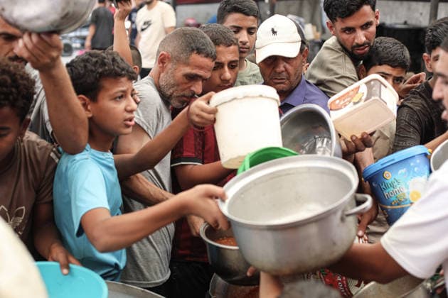 Hot meals distributed to Palestinians in Gaza NUSEIRAT, GAZA, PALESTINE - SEPTEMBER 19: Palestinians, including children, gather to receive meals at a distribution point as hot meals are handed out in the Nuseirat Refugee Camp in central Gaza, Palestine, on September 19, 2026. Food shortages continue in Gaza amid Israel s ongoing attacks and blockade despite the ceasefire in the Gaza Strip. Hassan Jedi Anadolu Gaza City Gaza. Editorial use only. Please get in touch for any other usage.  Copyright: x2026xAnadoluxHassanxJedix