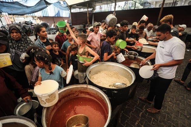 Hot meals distributed to Palestinians in Gaza NUSEIRAT, GAZA, PALESTINE - SEPTEMBER 19: Palestinians, including children, gather to receive meals at a distribution point as hot meals are handed out in the Nuseirat Refugee Camp in central Gaza, Palestine, on September 19, 2026. Food shortages continue in Gaza amid Israel s ongoing attacks and blockade despite the ceasefire in the Gaza Strip. Hassan Jedi Anadolu Gaza City Gaza. Editorial use only. Please get in touch for any other usage.  Copyright: x2026xAnadoluxHassanxJedix