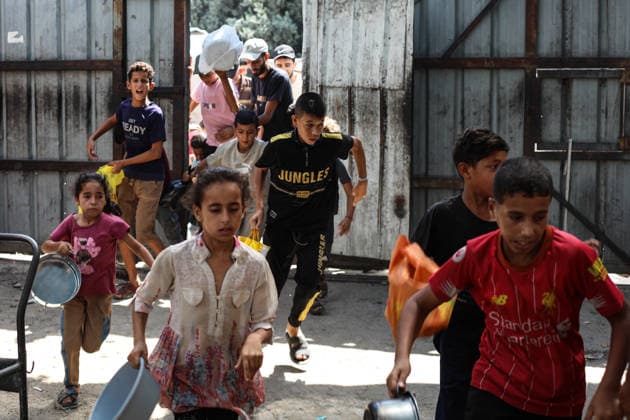 Hot meals distributed to Palestinians in Gaza NUSEIRAT, GAZA, PALESTINE - SEPTEMBER 19: Palestinian children run at a distribution point as hot meals are handed out in the Nuseirat Refugee Camp in central Gaza, Palestine, on September 19, 2026. Food shortages continue in Gaza amid Israel s ongoing attacks and blockade despite the ceasefire in the Gaza Strip. Hassan Jedi Anadolu Gaza City Gaza. Editorial use only. Please get in touch for any other usage.  Copyright: x2026xAnadoluxHassanxJedix