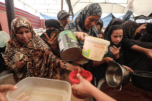 Hot meals distributed to Palestinians in Gaza NUSEIRAT, GAZA, PALESTINE - SEPTEMBER 19: Palestinians, including children, gather to receive meals at a distribution point as hot meals are handed out in the Nuseirat Refugee Camp in central Gaza, Palestine, on September 19, 2026. Food shortages continue in Gaza amid Israel s ongoing attacks and blockade despite the ceasefire in the Gaza Strip. Hassan Jedi Anadolu Gaza City Gaza. Editorial use only. Please get in touch for any other usage.  Copyright: x2026xAnadoluxHassanxJedix