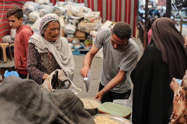 Hot meals distributed to Palestinians in Gaza NUSEIRAT, GAZA, PALESTINE - SEPTEMBER 19: Palestinians, including children, gather to receive meals at a distribution point as hot meals are handed out in the Nuseirat Refugee Camp in central Gaza, Palestine, on September 19, 2026. Food shortages continue in Gaza amid Israel s ongoing attacks and blockade despite the ceasefire in the Gaza Strip. Hassan Jedi Anadolu Gaza City Gaza. Editorial use only. Please get in touch for any other usage.  Copyright: x2026xAnadoluxHassanxJedix