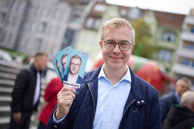 CDU Campaign Wrap-Up with Stefan Evers ** FOR EDITORIAL USE ONLY ** EDITORIAL USE ONLY ** p Stefan Evers, CDU lead candidate and Senator for Finance, at his party’s campaign wrap-up in Tempelhof. Tomorrow, a new House of Representatives will be elected. Germany, Berlin. Copyright JörgxCarstensen Copyright: JörgxCarstensen doc87o46pibz5doflgpqx0 ,EDITORIAL USE ONLY Copyright: JörgxCarstensen