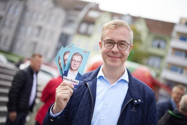 CDU Campaign Closing Event with Stefan Evers ** FOR EDITORIAL USE ONLY ** EDITORIAL USE ONLY ** p Stefan Evers, CDU lead candidate and Senator for Finance, at his party’s campaign wrap-up in Tempelhof. Tomorrow, a new House of Representatives will be elected. Germany, Berlin. Copyright JörgxCarstensen Copyright: JörgxCarstensen doc87o47ndxgnmx938yqm4 ,EDITORIAL USE ONLY Copyright: JörgxCarstensen