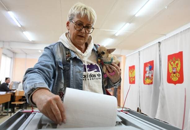 Russia Regions Parliamentary Election 9246560 19.09.2026 A voter casts her ballot at a polling station during elections for Russia™s ninth State Duma, the lower house of parliament, in Balashikha, Moscow Region, Russia. Kristina Solovyova Sputnik Balashikha Moscow region Russia  Copyright: xKristinaxSolovyovax