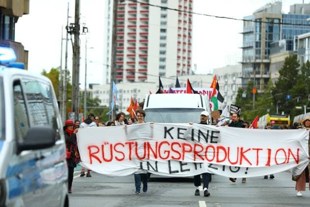 Protesters rally against planned missile production in Leipzig LEIPZIG, GERMANY, SEPTEMBER 19, 2026: Demonstrators march through central Leipzig during a protest against plans by U.S. defense company Covenant to establish a missile production facility in the north of the city. The demonstration, organized by the Keine Raketenfabrik in Leipzig alliance, began at Augustusplatz and called for the planned defense production to be stopped. Covenant plans to begin producing its Anthem long-range cruise missiles in Leipzig in 2027. leipzig Germany Copyright: x xDavidxVexelmanx xJNAxPressx