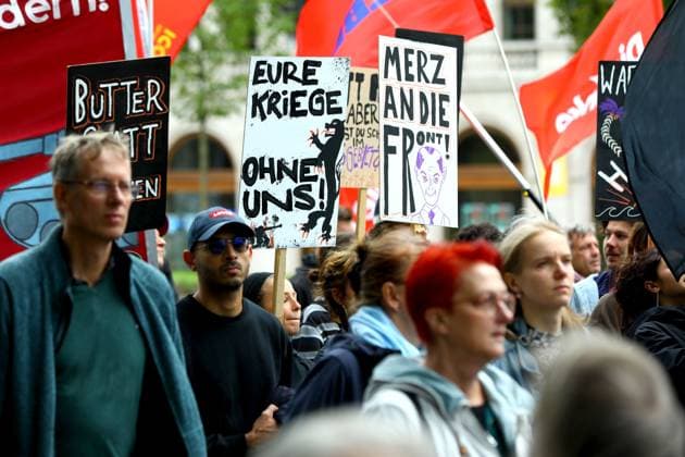 Protesters rally against planned missile production in Leipzig LEIPZIG, GERMANY, SEPTEMBER 19, 2026: Demonstrators march through central Leipzig during a protest against plans by U.S. defense company Covenant to establish a missile production facility in the north of the city. The demonstration, organized by the Keine Raketenfabrik in Leipzig alliance, began at Augustusplatz and called for the planned defense production to be stopped. Covenant plans to begin producing its Anthem long-range cruise missiles in Leipzig in 2027. leipzig Germany Copyright: x xDavidxVexelmanx xJNAxPressx
