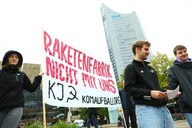 Protesters rally against planned missile production in Leipzig LEIPZIG, GERMANY, SEPTEMBER 19, 2026: Demonstrators march through central Leipzig during a protest against plans by U.S. defense company Covenant to establish a missile production facility in the north of the city. The demonstration, organized by the Keine Raketenfabrik in Leipzig alliance, began at Augustusplatz and called for the planned defense production to be stopped. Covenant plans to begin producing its Anthem long-range cruise missiles in Leipzig in 2027. leipzig Germany Copyright: x xDavidxVexelmanx xJNAxPressx