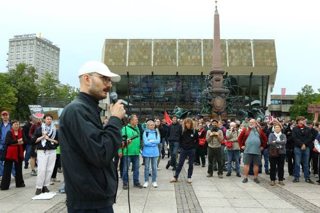 Protesters rally against planned missile production in Leipzig LEIPZIG, GERMANY, SEPTEMBER 19, 2026: Demonstrators march through central Leipzig during a protest against plans by U.S. defense company Covenant to establish a missile production facility in the north of the city. The demonstration, organized by the Keine Raketenfabrik in Leipzig alliance, began at Augustusplatz and called for the planned defense production to be stopped. Covenant plans to begin producing its Anthem long-range cruise missiles in Leipzig in 2027. leipzig Germany Copyright: x xDavidxVexelmanx xJNAxPressx