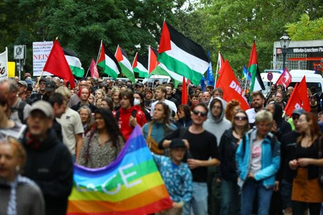 Protesters rally against planned missile production in Leipzig LEIPZIG, GERMANY, SEPTEMBER 19, 2026: Demonstrators march through central Leipzig during a protest against plans by U.S. defense company Covenant to establish a missile production facility in the north of the city. The demonstration, organized by the Keine Raketenfabrik in Leipzig alliance, began at Augustusplatz and called for the planned defense production to be stopped. Covenant plans to begin producing its Anthem long-range cruise missiles in Leipzig in 2027. leipzig Germany Copyright: x xDavidxVexelmanx xJNAxPressx