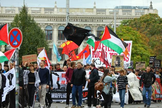 Protesters rally against planned missile production in Leipzig LEIPZIG, GERMANY, SEPTEMBER 19, 2026: Demonstrators march through central Leipzig during a protest against plans by U.S. defense company Covenant to establish a missile production facility in the north of the city. The demonstration, organized by the Keine Raketenfabrik in Leipzig alliance, began at Augustusplatz and called for the planned defense production to be stopped. Covenant plans to begin producing its Anthem long-range cruise missiles in Leipzig in 2027. leipzig Germany Copyright: x xDavidxVexelmanx xJNAxPressx