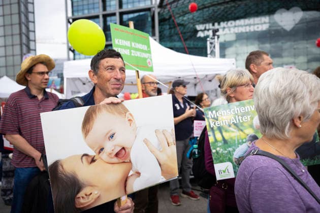 On Saturday, September 19, 2026, numerous anti-abortion activists took part in a March for Life organized by the Federal Association for the Right to Life in Berlin. The Federal Association for the Right to Life is demonstrating against abortion and assisted suicide. According to the announcement, Germany’s largest pro-life event Copyright: epd-bild HansxScherhaufer epd-Marsch_fuers_Leben1-kopieren