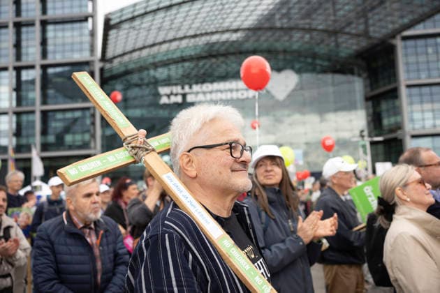 On Saturday, September 19, 2026, numerous anti-abortion activists participated in a March for Life organized by the Federal Association for the Right to Life in Berlin. The Federal Association for the Right to Life is demonstrating against abortion and assisted suicide. According to the announcement, Germany’s largest pro-life eve Copyright: epd-bild HansxScherhaufer epd-Marsch_fuers_Leben2-kopieren