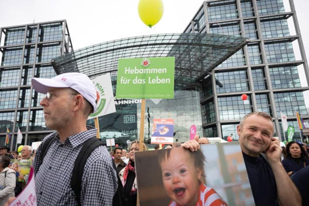 On Saturday, September 19, 2026, numerous anti-abortion activists participated in a March for Life organized by the Federal Association for the Right to Life in Berlin. The Federal Association for the Right to Life is demonstrating against abortion and assisted suicide. According to the announcement, Germany’s largest pro-life eve Copyright: epd-bild HansxScherhaufer epd-Marsch_fuers_Leben3-kopieren