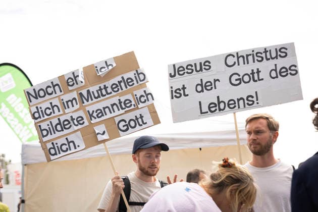 On Saturday, September 19, 2026, numerous anti-abortion activists participated in a March for Life organized by the Federal Association for the Right to Life in Berlin. The Federal Association for the Right to Life is demonstrating against abortion and assisted suicide. According to the announcement, Germany’s largest pro-life eve Copyright: epd-bild HansxScherhaufer epd-Marsch_fuers_Leben5-kopieren