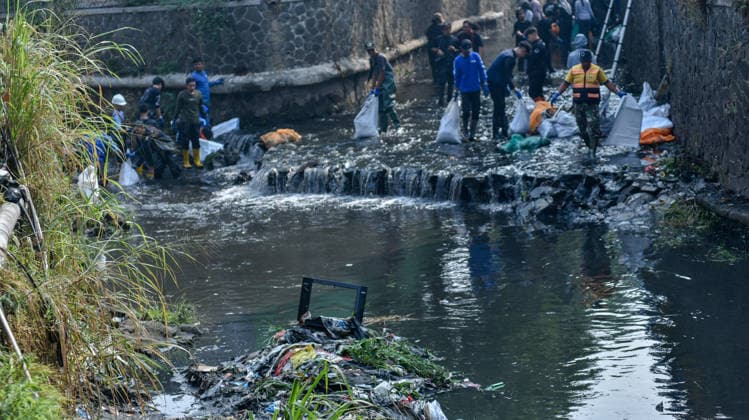 September 19, 2026, Bandung, West Java, Indonesia: Volunteers participated in a cleanup of the Cikakak River as part of World Cleanup Day in Bandung, Indonesia. The activity took place in a section of the river with high concentrations of plastic and household waste. Initiated by River Cleanup Indonesia and One Six Sauyunan, the program engaged environmental volunteers and students in preserving the river ecosystem and educating residents to instill the value of cleanliness. Bandung Indonesia  - ZUMAr272 20260919_zip_r272_017 Copyright: xDimasxRachmatsyahx